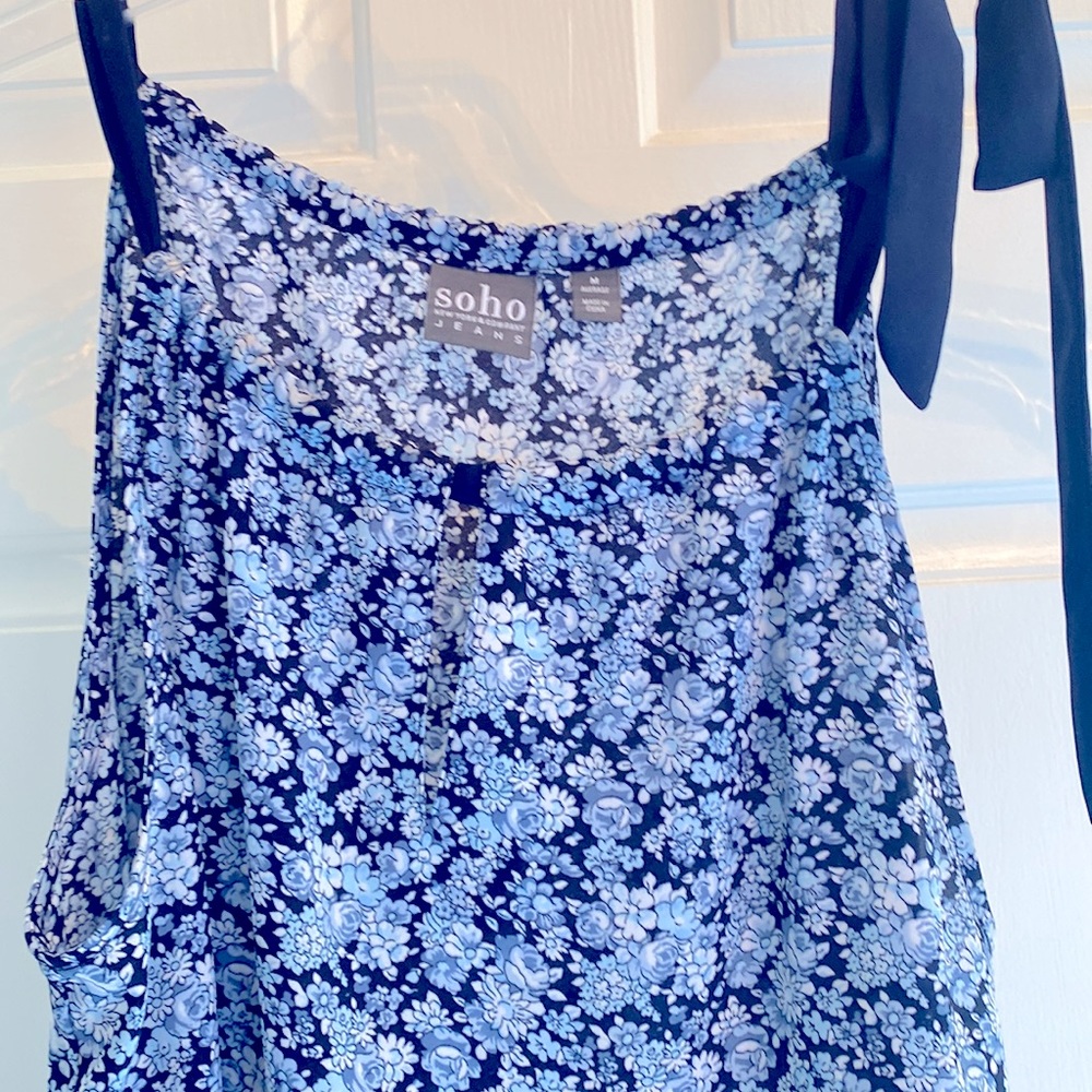 adorable blue & white floral top from NY&C size M. Excellent condition